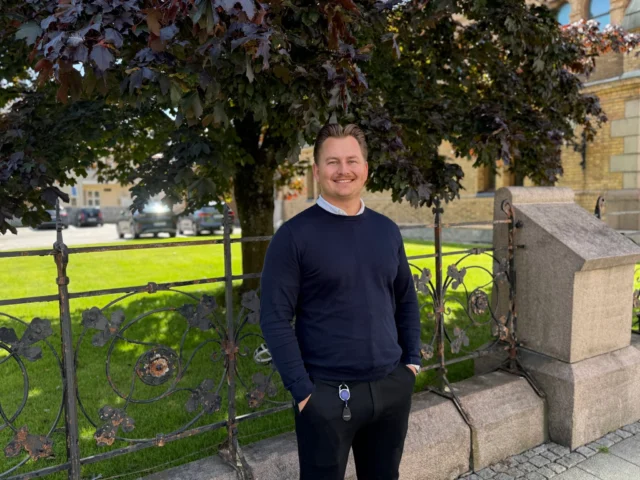 📣 Ny i banken!
Vi ønsker Thomas Homme velkommen som vår nye bedriftsrådgiver! Med stort engasjement og solid erfaring er Thomas klar til å hjelpe bedrifter med å vokse og lykkes 💼✨
💬 «Jeg gleder meg til å bli kjent med kundene og bidra med gode løsninger,» sier Thomas.
Gi Thomas en varm velkomst i kommentarfeltet 👇
#NyAnsatt #Bedriftsrådgiver #VelkommenThomas #Bankteamet #Næringsliv #spareskillingsbanken #kristiansand